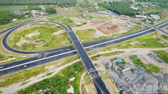 Thi công những hạng mục cuối nút giao Tân Hiệp nối cao tốc Bến Lức-Long Thành và cao tốc Biên Hòa-Vũng Tàu.