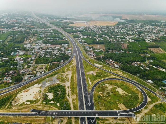 Việc thi công đến nay tại nút giao Tân Hiệp đã cơ bản hoàn tất, các đơn vị liên quan đang gấp rút hoàn thiện thủ tục để đưa công trình vào khai thác đúng tiến độ.