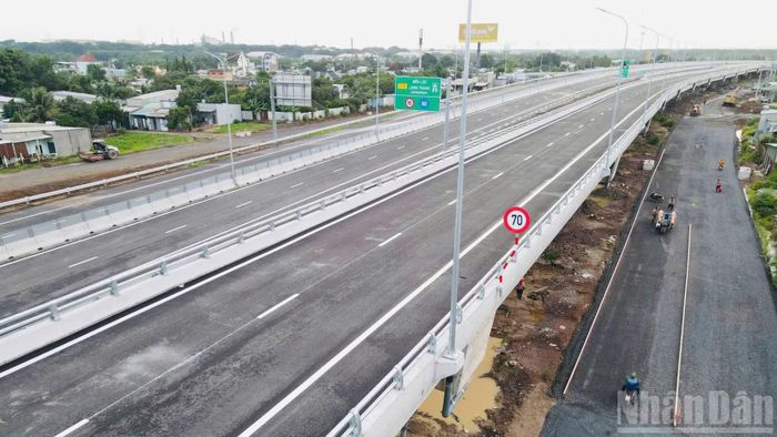 Những hạng mục cuối cùng đang gấp rút được các nhà thầu hoàn thành để khai thác nút giao Tân Hiệp trong những ngày tới.