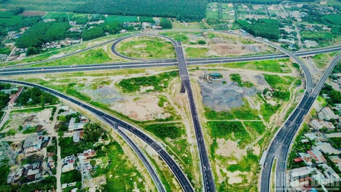 Dù cao tốc Bến Lức-Long Thành đã thông toàn tuyến từ 1/10 vừa qua Tuy nhiên, xe từ cao tốc Bến Lức-Long Thành chưa thể đi thẳng vào cao tốc Biên Hòa-Vũng Tàu, mà phải xuống Quốc lộ 51 do nút giao Tân Hiệp chưa được đưa vào khai thác.