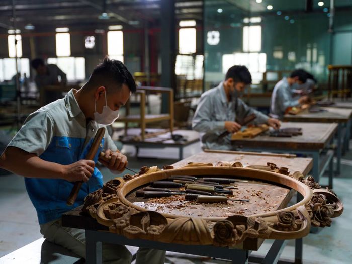 Các nghệ nhân tỉ mẩn trong từng khâu chế tác.