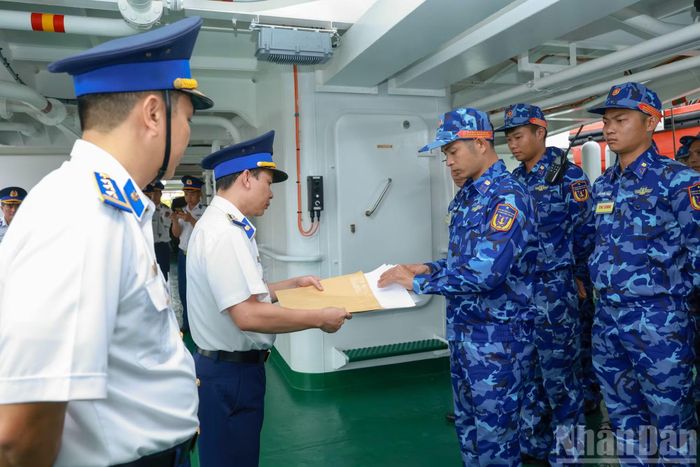 Các tàu Cảnh sát biển bốc nội dung thi toàn tàu.