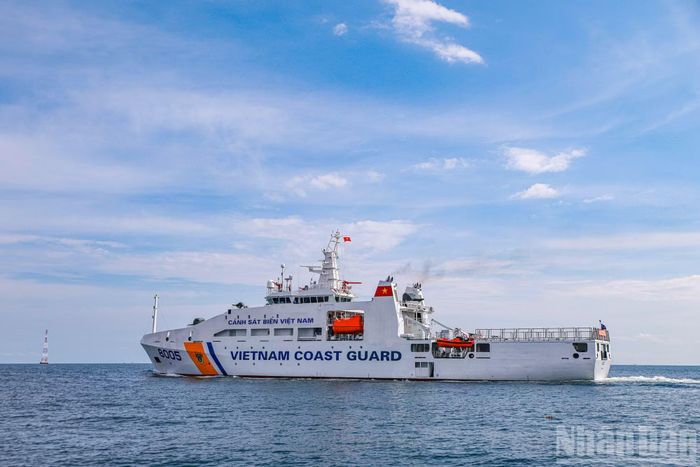 Tàu CSB 8005 cơ động trên biển thực hiện các nội dung của hội thi, hội thao.