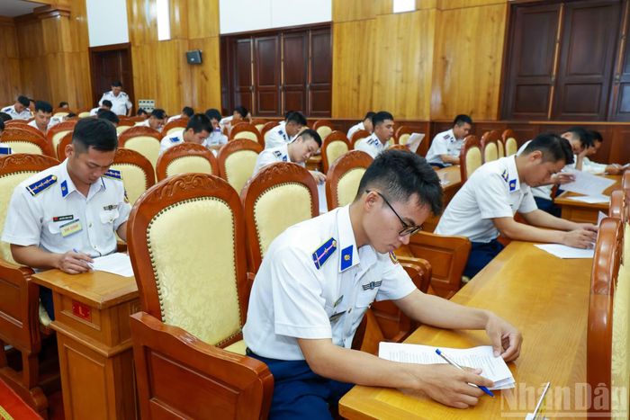 Đối với nội dung toàn tàu, các thí sinh tập trung thể hiện kiến thức tổng hợp, khả năng tổ chức quản lý, duy trì nền nếp chính quy, quản lý kỷ luật và thực hiện nhiệm vụ của từng vị trí trên tàu. Ở các nội dung chuyên ngành Hàng hải-Thông tin-Radar, Cơ khí boong-Vũ khí và Cơ điện, thí sinh đã vận dụng thuần thục kiến thức vào thực hành, xử lý các tình huống theo yêu cầu của Ban giám khảo từng chuyên ngành. Các nội dung Quân sự chung và Chính trị-Pháp luật đã góp phần kiểm tra trình độ huấn luyện, nhận thức chính trị, kiến thức pháp luật và khả năng vận dụng vào thực tiễn công tác của cán bộ, chiến sĩ. (Ảnh: THẾ ĐẠI)