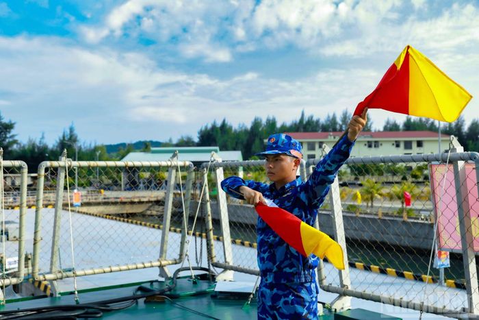 Các thí sinh thực hành thi môn thông tin tín hiệu.