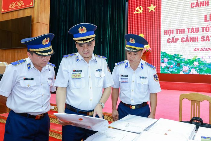 Thiếu tướng Trần Văn Lượng, Phó Tư lệnh, Tham mưu trưởng Cảnh sát biển Việt Nam, Trưởng Ban tổ chức hội thi, hội thao kiểm tra công tác bảo mật đề thi. (Ảnh: THẾ ĐẠI)