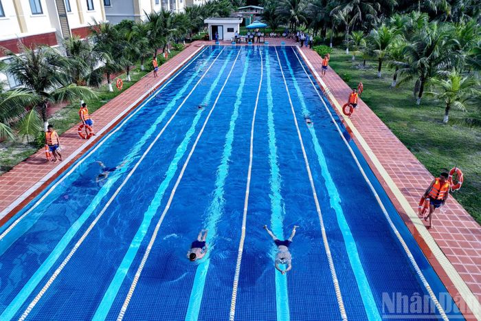 Các thí sinh thực hiện nội dung bơi tự do 300m và cứu đuối.