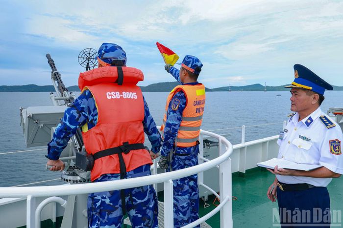 Đại úy Lê Đức Nhân, Thuyền trưởng tàu CSB 4035 cho biết: Các tình huống trong nội dung thi toàn tàu có độ khó cao, đòi hỏi sự phối hợp chặt chẽ, đồng bộ giữa các ngành và từng vị trí chiến đấu trên tàu. Điểm khó không chỉ nằm ở yêu cầu xử trí đúng quy trình, thuần thục động tác mà còn ở khả năng nhận định, đánh giá đúng tình hình, vận dụng linh hoạt kiến thức và kinh nghiệm thực tiễn, nhất là bảo đảm an toàn tuyệt đối về con người và vũ khí trang bị kỹ thuật trong quá trình thực hiện nhiệm vụ trên biển.