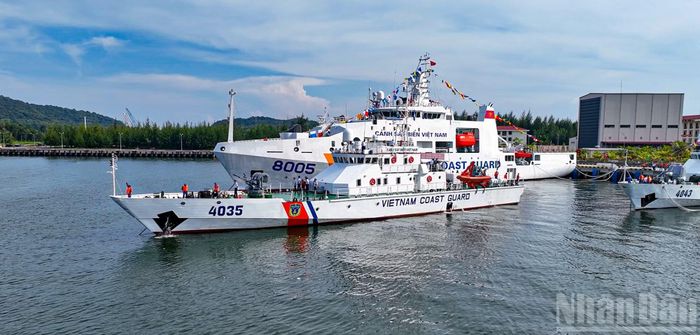 Tàu CSB 4035 thực hiện nội dung rời cảng.
