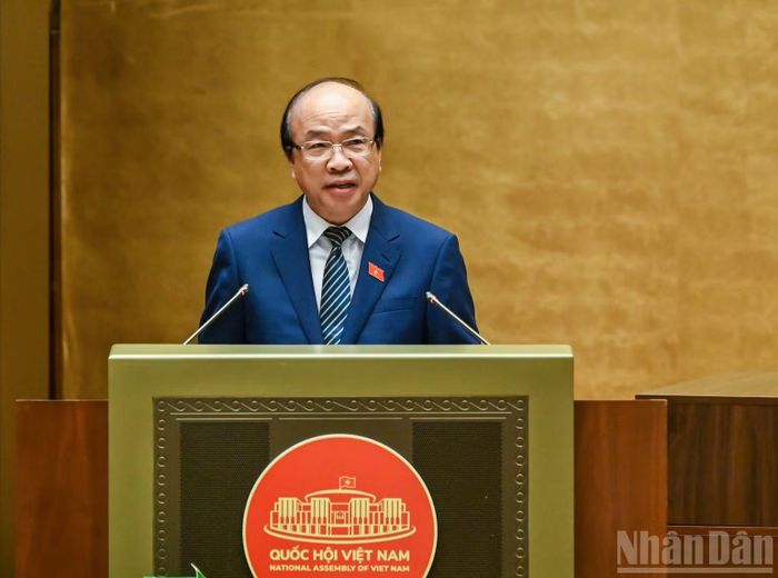 Chủ nhiệm Ủy ban Pháp luật và Tư pháp Phan Chí Hiếu trình bày Báo cáo ý kiến về việc giải trình, tiếp thu, chỉnh lý dự thảo Bộ luật Hình sự (sửa đổi).