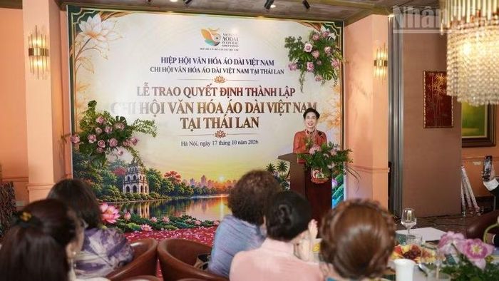 Chủ tịch Hiệp hội Văn hóa Áo dài Việt Nam Đặng Thị Bích Liên phát biểu tại sự kiện.