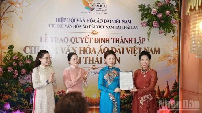 Bà Nguyễn Quỳnh Trang (áo dài xanh), Chủ tịch Chi hội Văn hóa Áo dài Việt Nam tại Thái Lan nhận Quyết định thành lập từ lãnh đạo Hiệp hội.