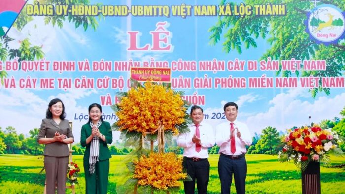 Các đồng chí lãnh đạo Thành ủy Đồng Nai tặng hoa chúc mừng xã Lộc Thành. (Ảnh: NS)