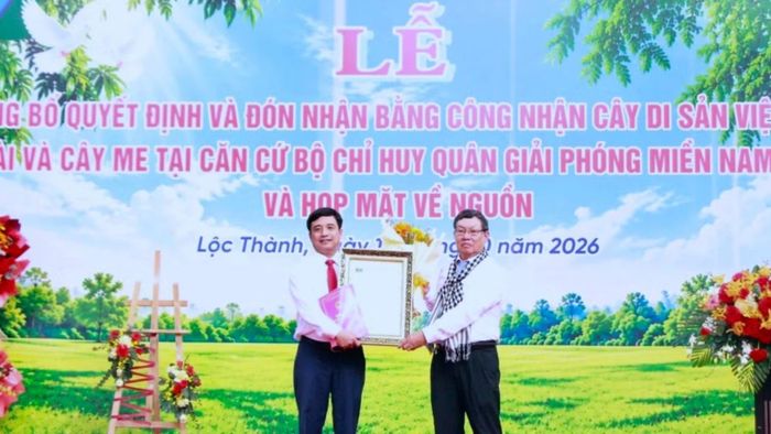Đại diện xã Lộc Thành nhận quyết định công nhận cây di sản tại Di tích Tà Thiết. (Ảnh: NS)