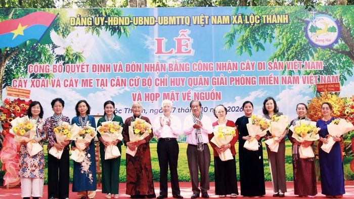 Các đại biểu nhận hoa chúc mừng. (Ảnh: NS)