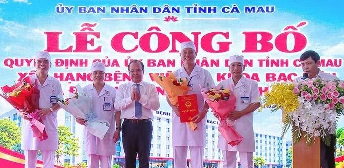 Đồng chí Nguyễn Minh Luân,Thường vụ Tỉnh ủy, Phó Chủ tịch Ủy ban nhân dân tỉnh Cà Mau trao Quyết định của Ủy ban nhân dân tỉnh công nhận bệnh viện hạng I cho Ban lãnh đạo Bệnh viện đa khoa Bạc Liêu. (Ảnh: CTV)