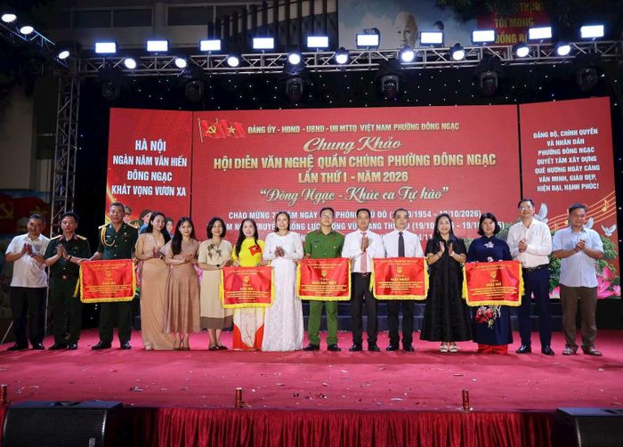 Ban Tổ chức chụp ảnh cùng các đội đạt giải. (Ảnh: DIỆU THƯƠNG)