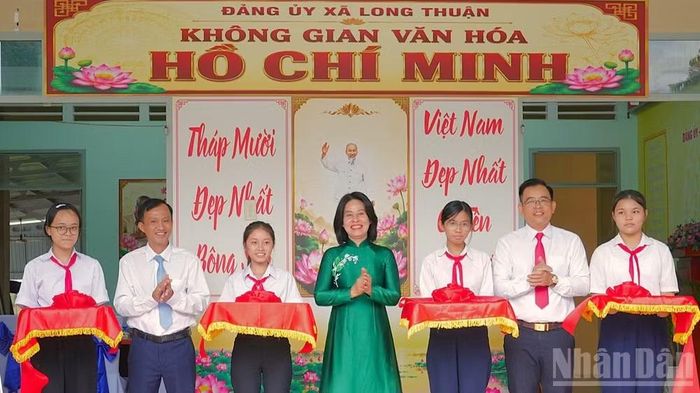 Trưởng Ban Tuyên giáo Tỉnh ủy Tây Ninh Nguyễn Thị Xuân Hương cắt băng khánh thành không gian văn hóa Hồ Chí Minh tại xã Long Thuận. (Ảnh: THANH PHONG)