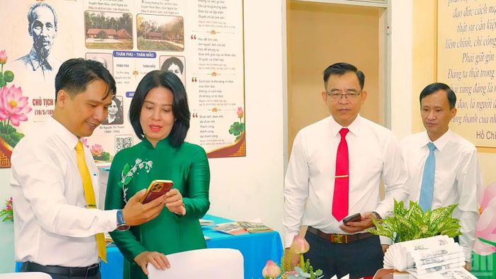 Trưởng Ban Tuyên giáo Tỉnh ủy Tây Ninh Nguyễn Thị Xuân Hương tham quan không gian văn hóa Hồ Chí Minh được tích hợp trên nền tảng số tại xã Long Thuận. (Ảnh: THANH PHONG)