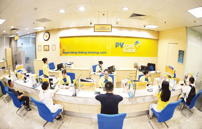 Khách hàng giao dịch tại Ngân hàng PVcomBank.