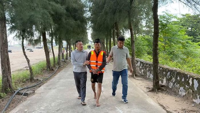 Lực lượng chức năng Bộ đội Biên phòng tỉnh Ninh Bình bắt và dẫn giải đối tượng Lê Ngọc Huy đối tượng đang bị Cơ quan Cảnh sát điều tra Công an tỉnh An Giang ra quyết định truy nã tại vùng biển tỉnh Ninh Bình.