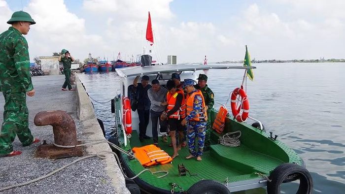 Lực lượng chức năng Bộ đội Biên phòng tỉnh Ninh Bình bắt và dẫn giải đối tượng Lê Ngọc Huy đối tượng đang bị Cơ quan Cảnh sát điều tra Công an tỉnh An Giang ra quyết định truy nã.
