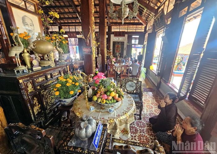 Người dân tưởng nhớ công ơn Chủ tịch Hồ Chí Minh ở bàn thờ đặt trong Nhà Lớn Long Sơn. (Ảnh: LÊ ĐÌNH THÌN)