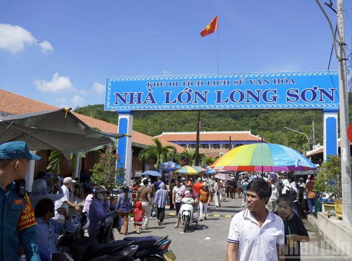 Cổng vào Nhà Lớn Long Sơn sáng 17/10. (Ảnh: LÊ ĐÌNH THÌN)