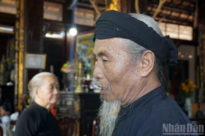 Hương chức Nguyễn Văn Túc của Nhà Lớn, Long Sơn. (Ảnh: LÊ ĐÌNH THÌN)