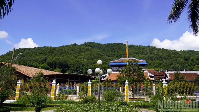 Di tích Nhà Lớn Long Sơn nơi có đạo Ông Trần. (Ảnh: LÊ ĐÌNH THÌN)