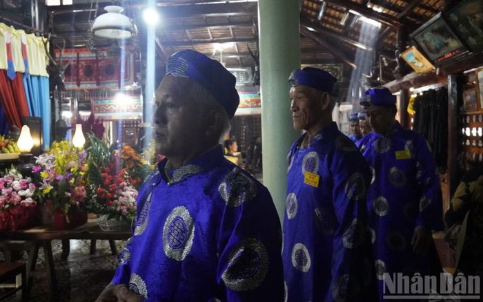 Người dân đi lễ kỉnh (cúng) Ông Trần sáng 17/10. (Ảnh: LÊ ĐÌNH THÌN)