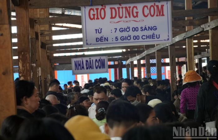 Người dân và du khách đến Nhà Lớn Long Sơn được đãi cơm miễn phí. (Ảnh: LÊ ĐÌNH THÌN)