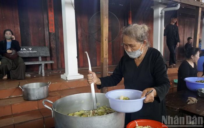 Một bà cụ Long Sơn đang lấy canh cho người dân, du khách. (Ảnh: LÊ ĐÌNH THÌN)