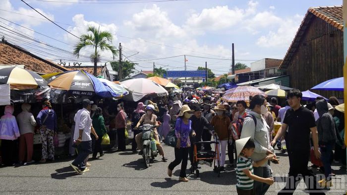 Du khách thập phương đến Nhà Lớn Long Sơn trưa 17/10. (Ảnh: LÊ ĐÌNH THÌN)
