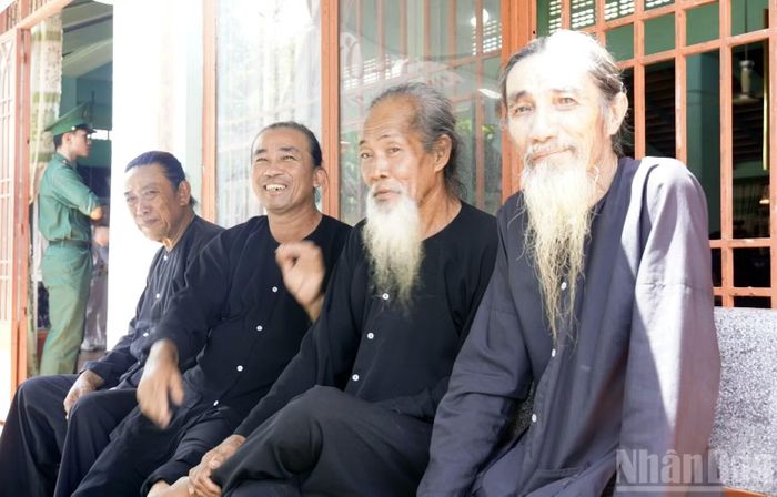 Những cụ già ở xã Long Sơn theo đạo Ông Trần thường để râu dài, tóc dài bối củ hành. (Ảnh: LÊ ĐÌNH THÌN)