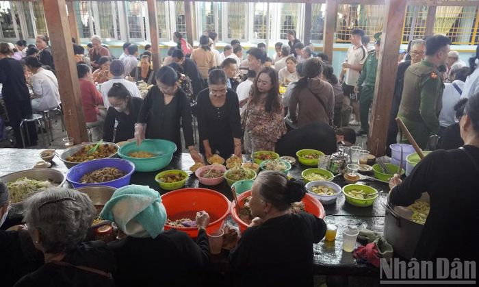 Quầy phục vụ thức ăn miễn phí. (Ảnh: LÊ ĐÌNH THÌN)