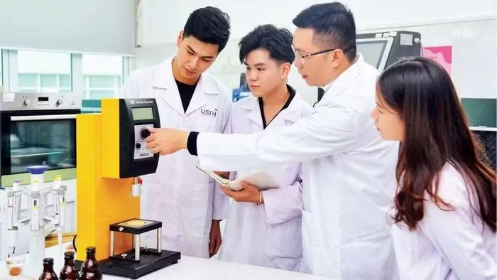 Hướng dẫn sinh viên lắp ráp sản phẩm công nghệ tại Trường đại học Khoa học và Công nghệ Hà Nội. (Ảnh: NGỌC HIỀN)