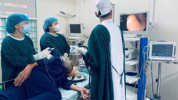 Các y, bác sĩ Bệnh viện đa khoa Chương Mỹ phẫu thuật nội soi cho người bệnh. (Ảnh: VĂN LẬP)