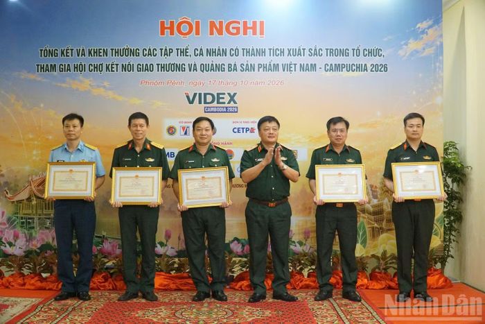 Trao bằng khen tặng các cá nhân có thành tích xuất sắc trong tổ chức và tham gia hội chợ.