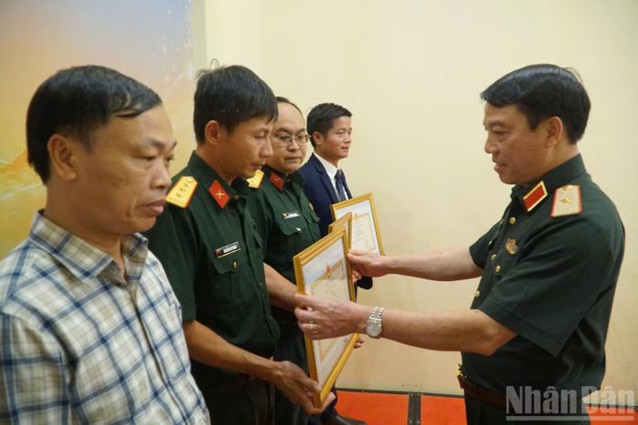 Thiếu tướng Vũ Văn Cường, Phó Chính ủy Tổng cục Hậu cần-Kỹ thuật Phó trưởng Ban tổ chức Hội chợ, trao bằng khen tặng các cá nhân có thành tích xuất sắc trong tổ chức và tham gia hội chợ.
