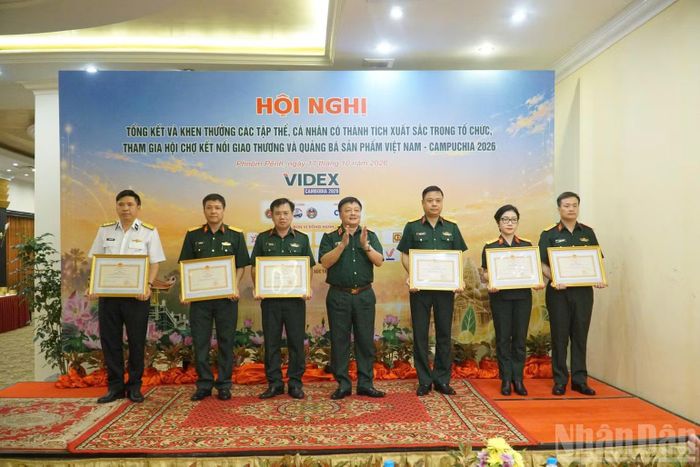Thiếu tướng Nguyễn Đức Tăng, Ủy viên Thường vụ Đảng ủy, Phó Chính ủy Tổng cục Công nghiệp quốc phòng, Trưởng Ban tổ chức hội chợ trao bằng khen tặng các cá nhân có thành tích xuất sắc trong tổ chức và tham gia hội chợ.
