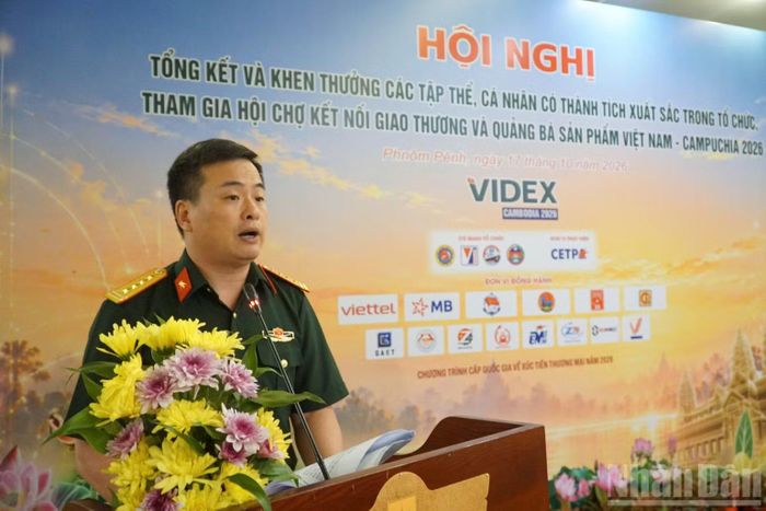 Đại tá Mai Quốc Trưởng, Phó Tham mưu trưởng Tổng cục Công nghiệp Quốc phòng báo cáo kết quả công tác tổ chức hội chợ.