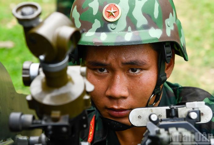 Chiến sĩ pháo thủ số 1 tập trung cao độ lấy các phần tử bắn lên hệ thống giá ngắm.