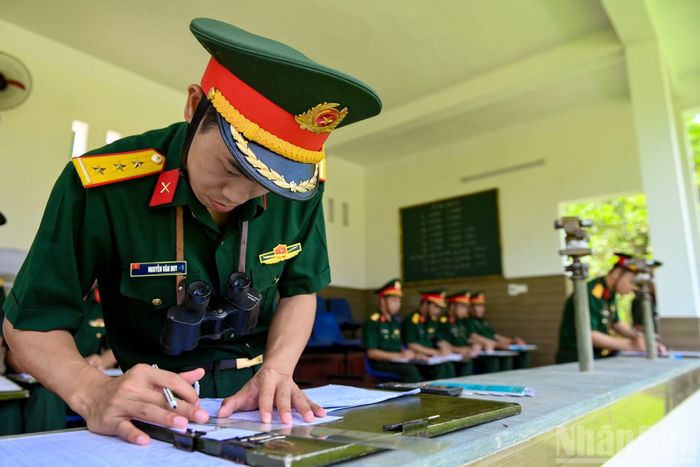 Cán bộ tiến hành bắn nghiên cứu bản đồ, khẩu lệnh chuẩn bị chỉ huy bắn trên Đài quan sát.