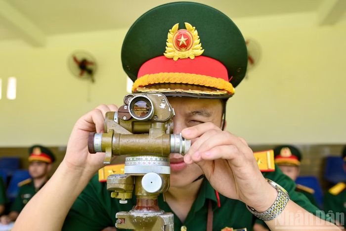 Cán bộ thực hành quan sát, đo đạc bằng khí tài quang học (Phương hướng bàn), rèn luyện kỹ năng sử dụng trang bị, nâng cao trình độ chuyên môn, đáp ứng yêu cầu nhiệm vụ huấn luyện, sẵn sàng chiến đấu.