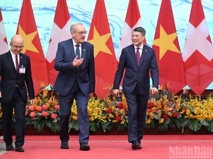 Thủ tướng Lê Minh Hưng tiễn Tổng thống Liên bang Thụy Sĩ Guy Parmelin.