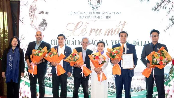 Chủ tịch Ủy ban nhân dân phường Xuân Hương-Đà Lạt Trần Thị Vũ Loan chúc mừng Ban chấp hành Chi hội ái mộ Bác sĩ A.Yersin tại Đà Lạt. (Ảnh: CTV)