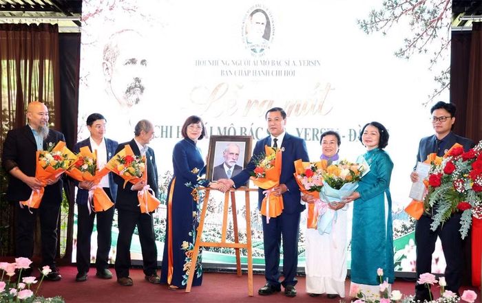 Hội Những người ái mộ Bác sĩ A.Yersin Nha Trang-Khánh Hòa chúc mừng chi hội Đà Lạt. (Ảnh: CTV)