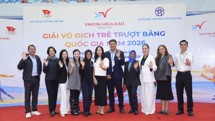 Các trọng tài, giám sát quốc tế tham gia điều hành giải đấu. (Ảnh: SFV)
