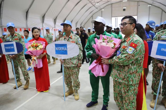 Đại tá Nguyễn Xuân Thành - Chỉ huy trưởng lực lượng gìn giữ hòa bình Việt Nam tại Phái bộ An ninh lâm thời Liên hợp quốc ở khu vực Abyei, Đội trưởng Đội Công binh số 5 tặng hoa các đoàn tham gia giải đấu. (Ảnh: Cục Gìn giữ hòa bình Việt Nam)